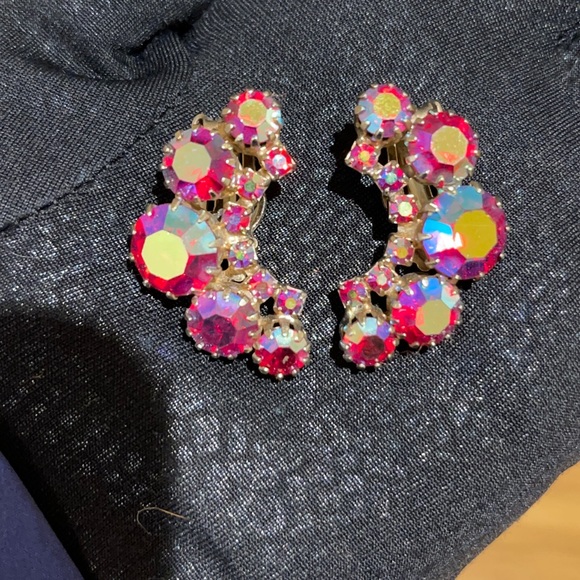 Mid Century Clip-on Earrings - Picture 8 of 9